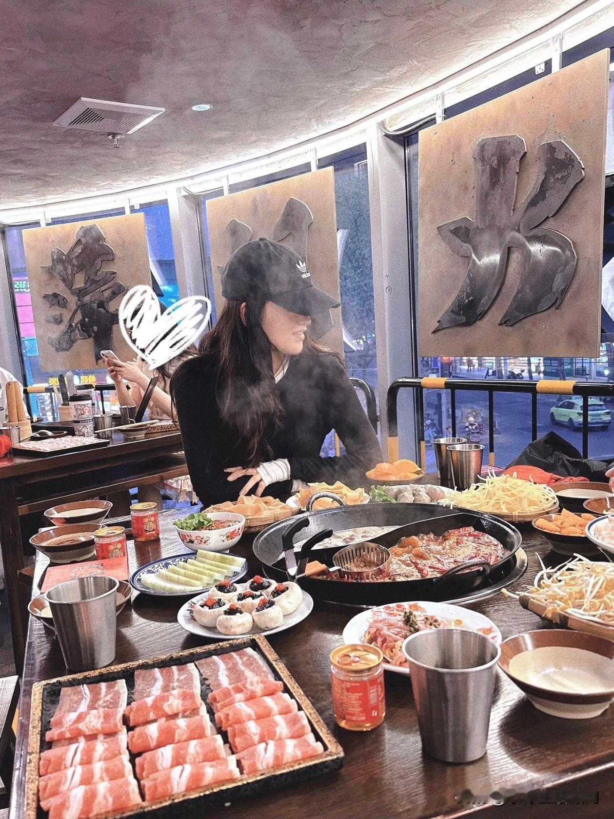 好久没约了，天气这么冷不来一顿火锅怎么行[捂脸哭]