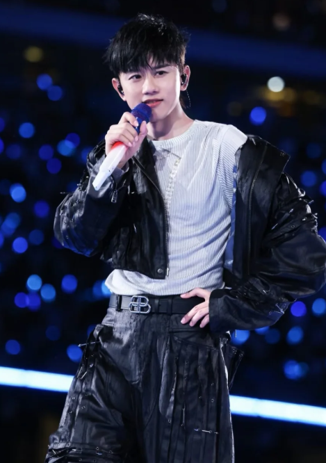 张杰官方身高180看着不像啊哪怕是这种仰拍的视角，再加上显腿长的微喇西装裤，也