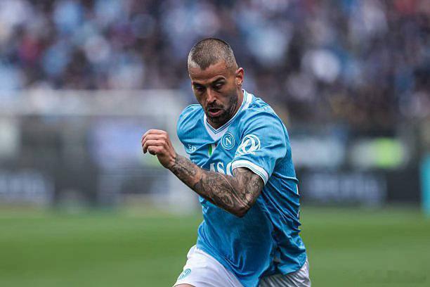 都灵体育报：尤文图斯正在夏季转会窗口努力加强左路，特别是坎比亚索受到巴萨和米兰关