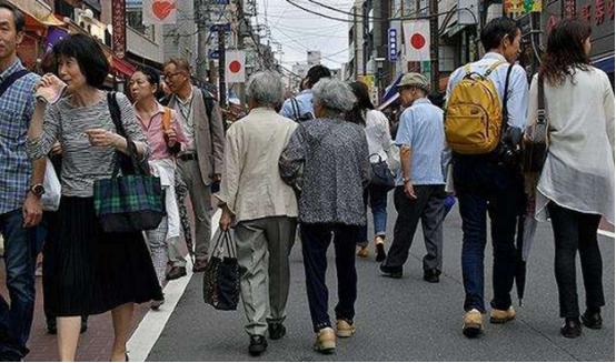 同样是发达国家，为啥日本的老龄化问题比欧美严重那么多？不是生育率低这么简单，背后