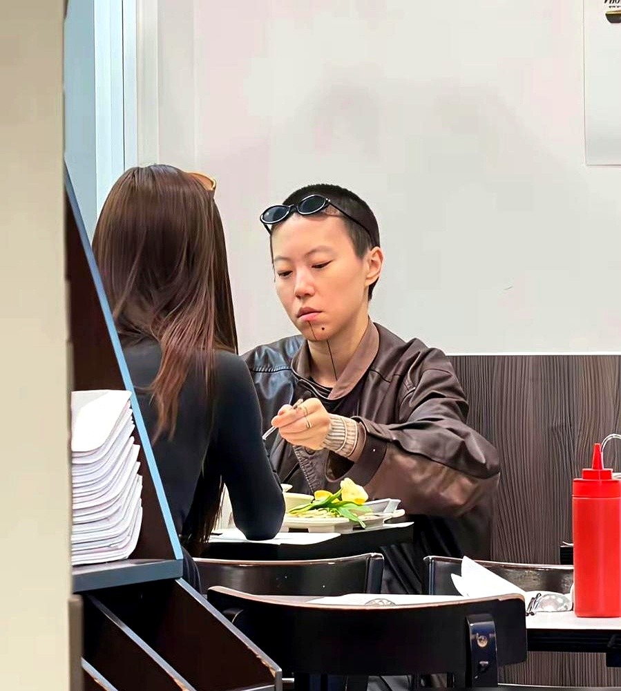 窦靖童下巴那条黑线纹身，根本不是为了李嫣。她亲口把全网感动多年的传闻撕得粉碎：没那么多废话，单纯就是