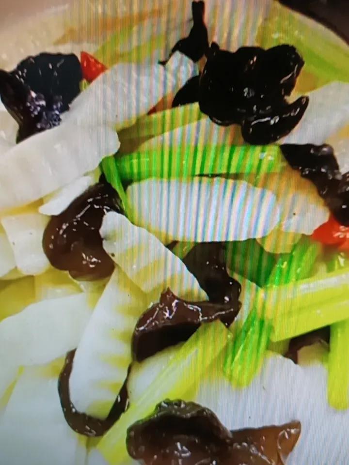 家人们，给中老年人找到了个宝菜！隔天吃一次，降血脂、血糖和胆固醇超厉害。就说芹菜