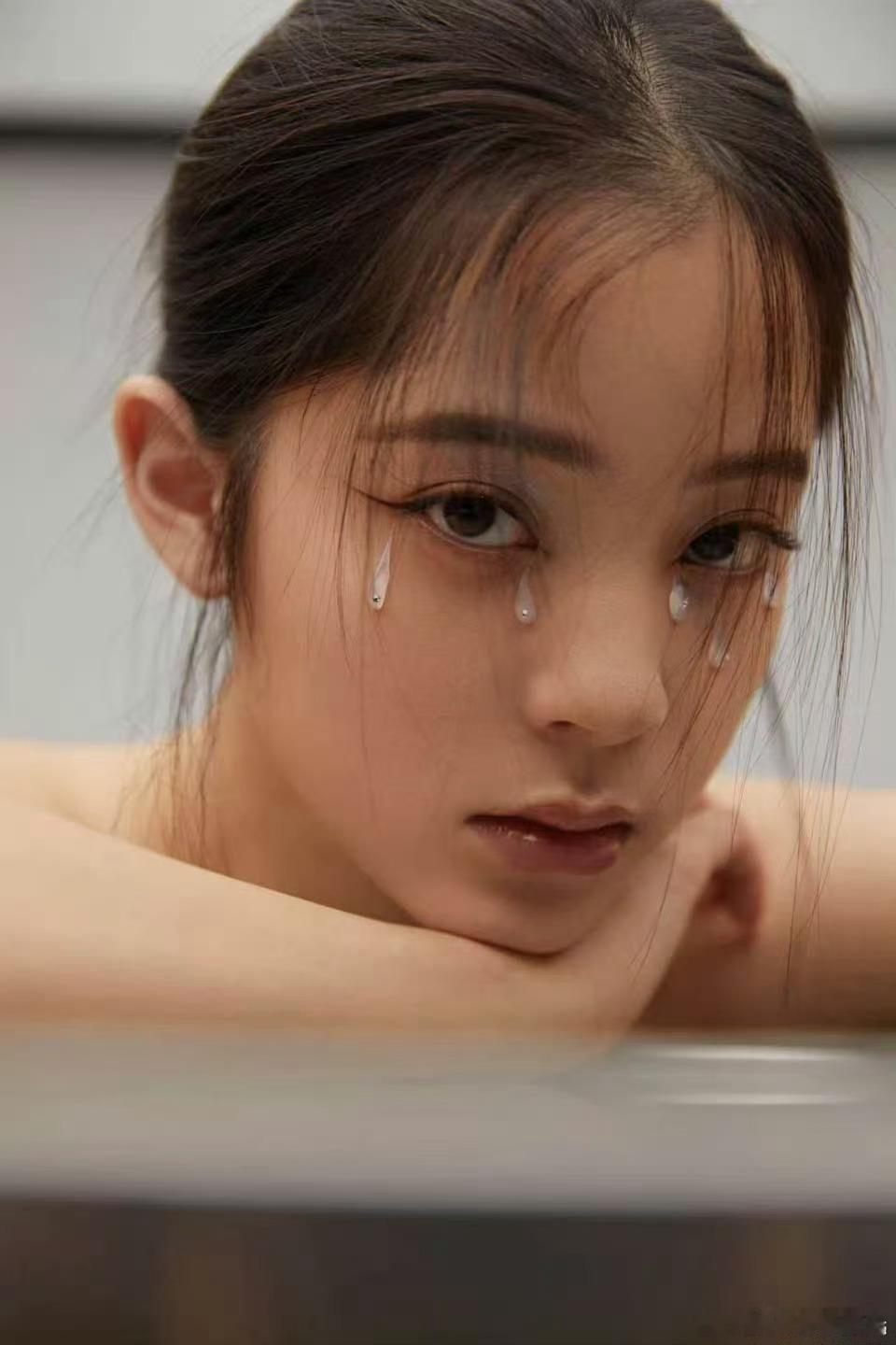 欧阳娜娜欧阳娜娜一天的工作都在干嘛镜头里是元气满满的少女，镜头外欧阳娜娜工作日自