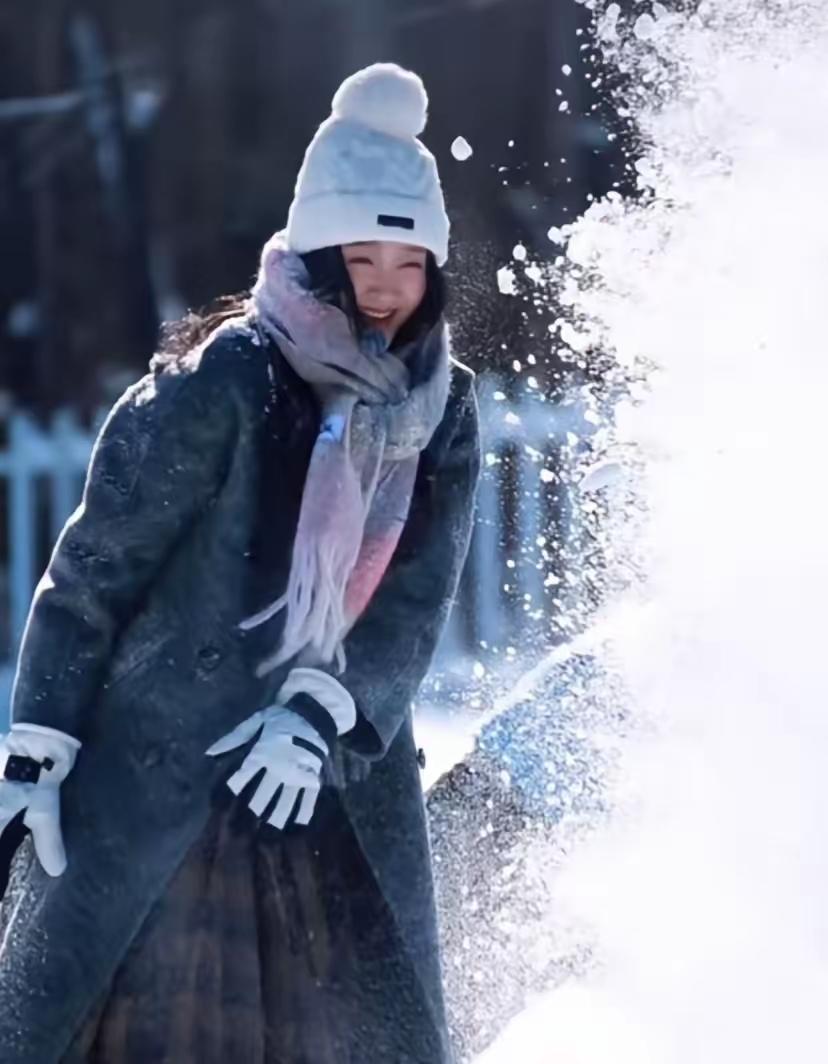 关晓彤这次是真把“体面”两个字刻进骨子里了。分手消息传出来，全网翻遍了她的