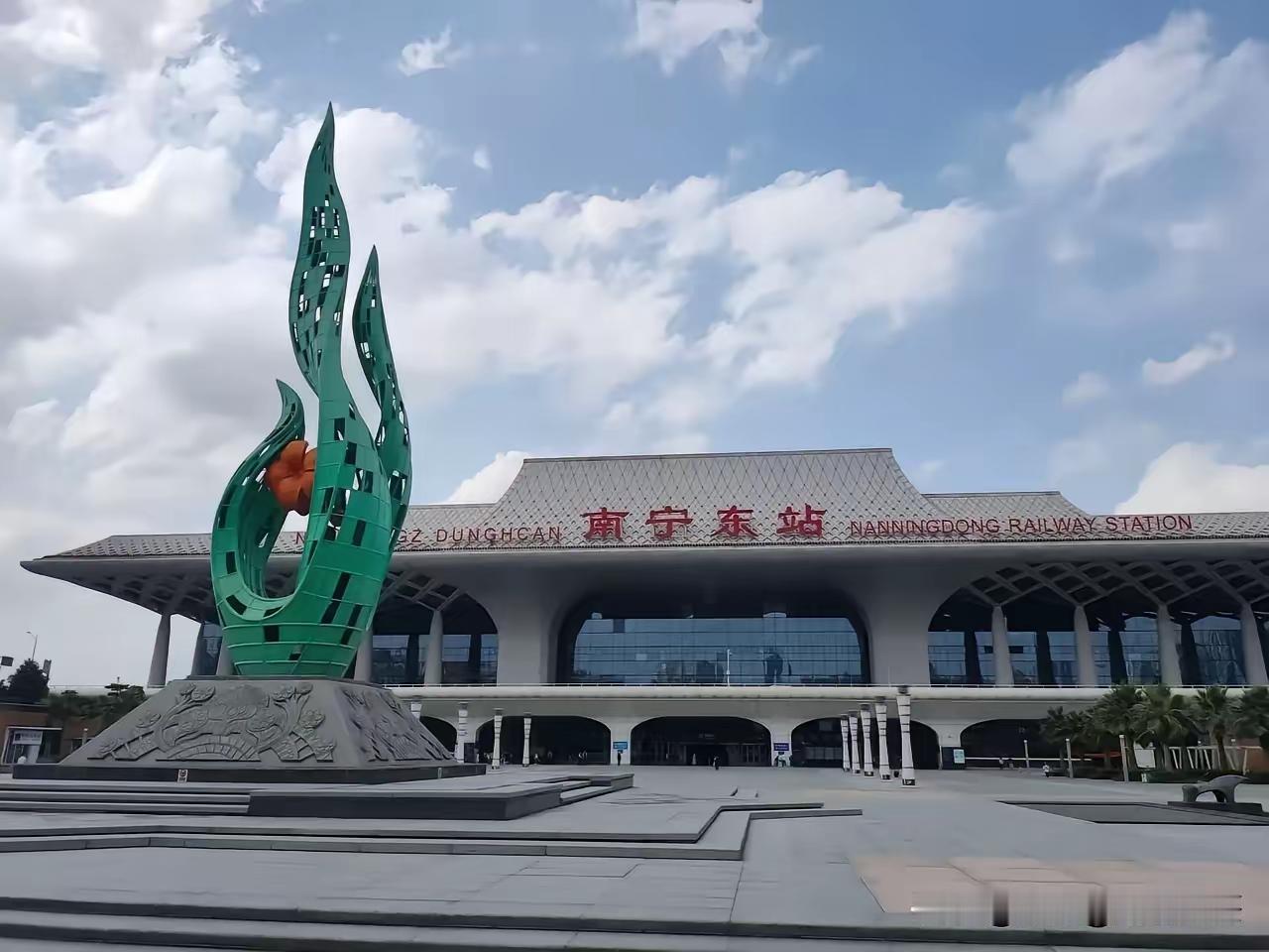 柳州站没有办法与南宁站了，人家是首府城市，自治区政府所在地。柳州站不能够比南宁站