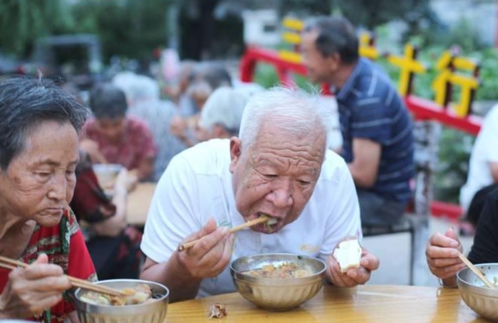 胃病最怕的晚餐！医生调查发现：胃不好的人，晚餐不要吃这5样 很多人以为晚餐吃