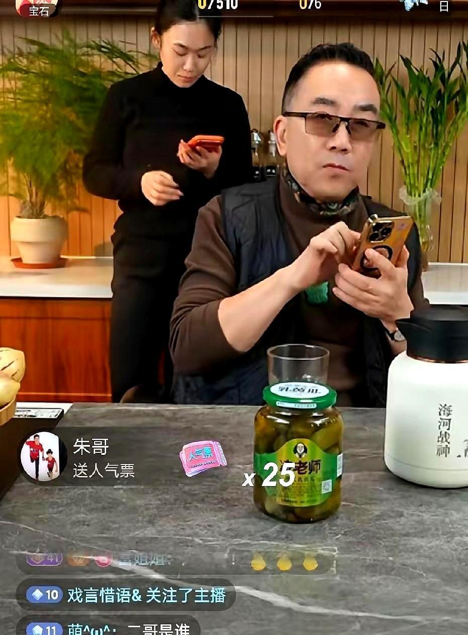 侯耀华一句“不配”，把相声界的遮羞布彻底撕了。去年海河边，杨议流着泪劝和。今