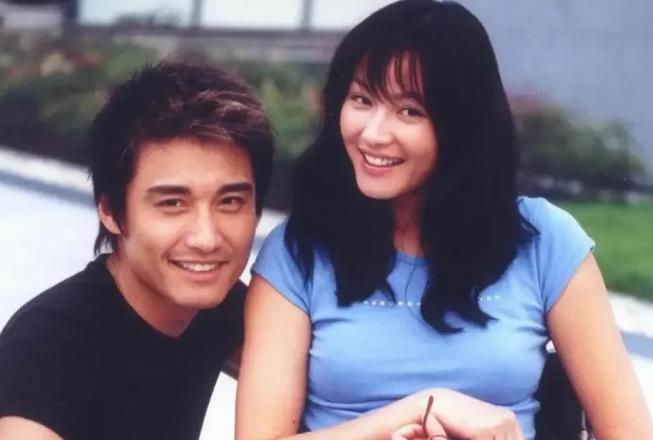 胡兵泪如雨下，80岁母亲临终前紧握他的手：放下瞿颖吧，你50了，妈妈闭不上眼。这