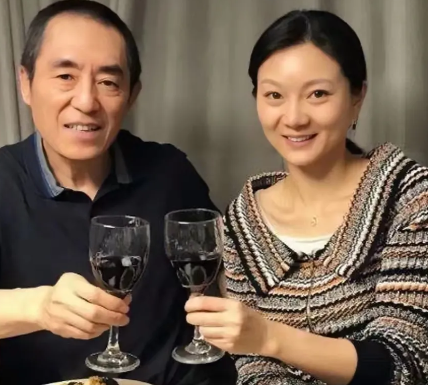 2000年，19岁的陈婷带50岁的张艺谋回家见父母，陈父问：“您今年贵庚？”张艺