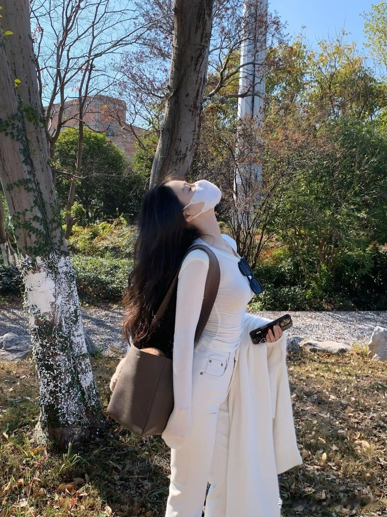 秋日漫步，真的太有氛围感了。就像在济南老商埠区的经三路纬三路上，北侧国槐挺拔，南