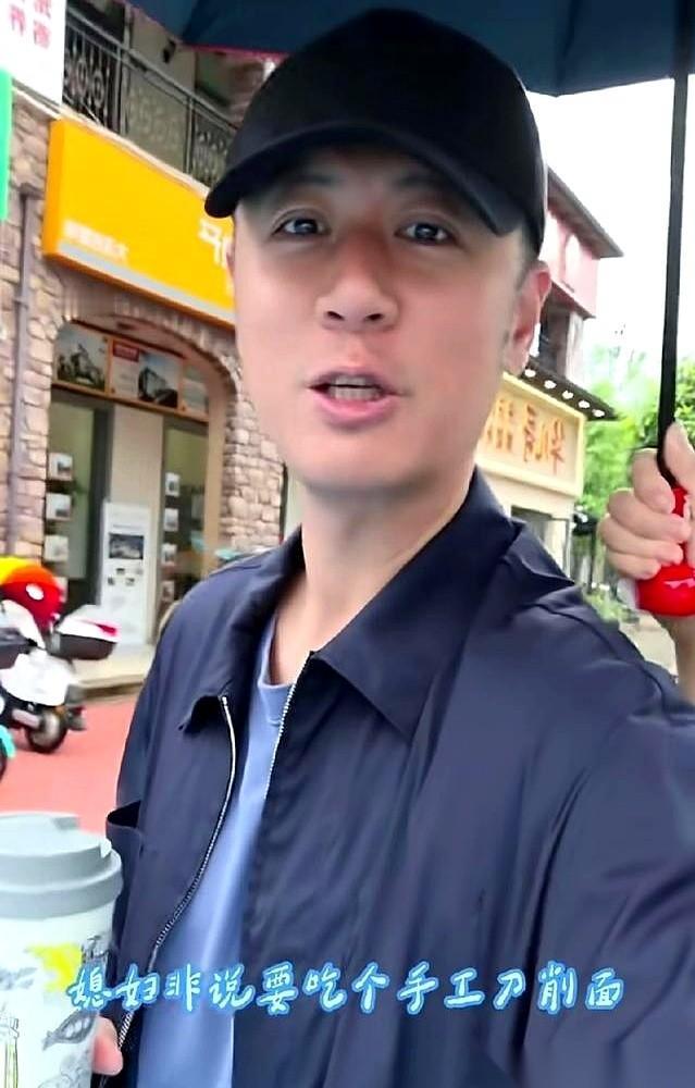 任重给孙骁骁喂面的那个镜头，真是一帧都不能浪费。就那么一碗面，里面孤零零一个荷