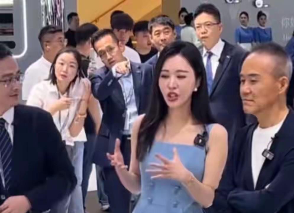 老夫少妻，真的好吗？74岁的王石，虽然努力“年轻”，但依然开始老态龙钟，而44