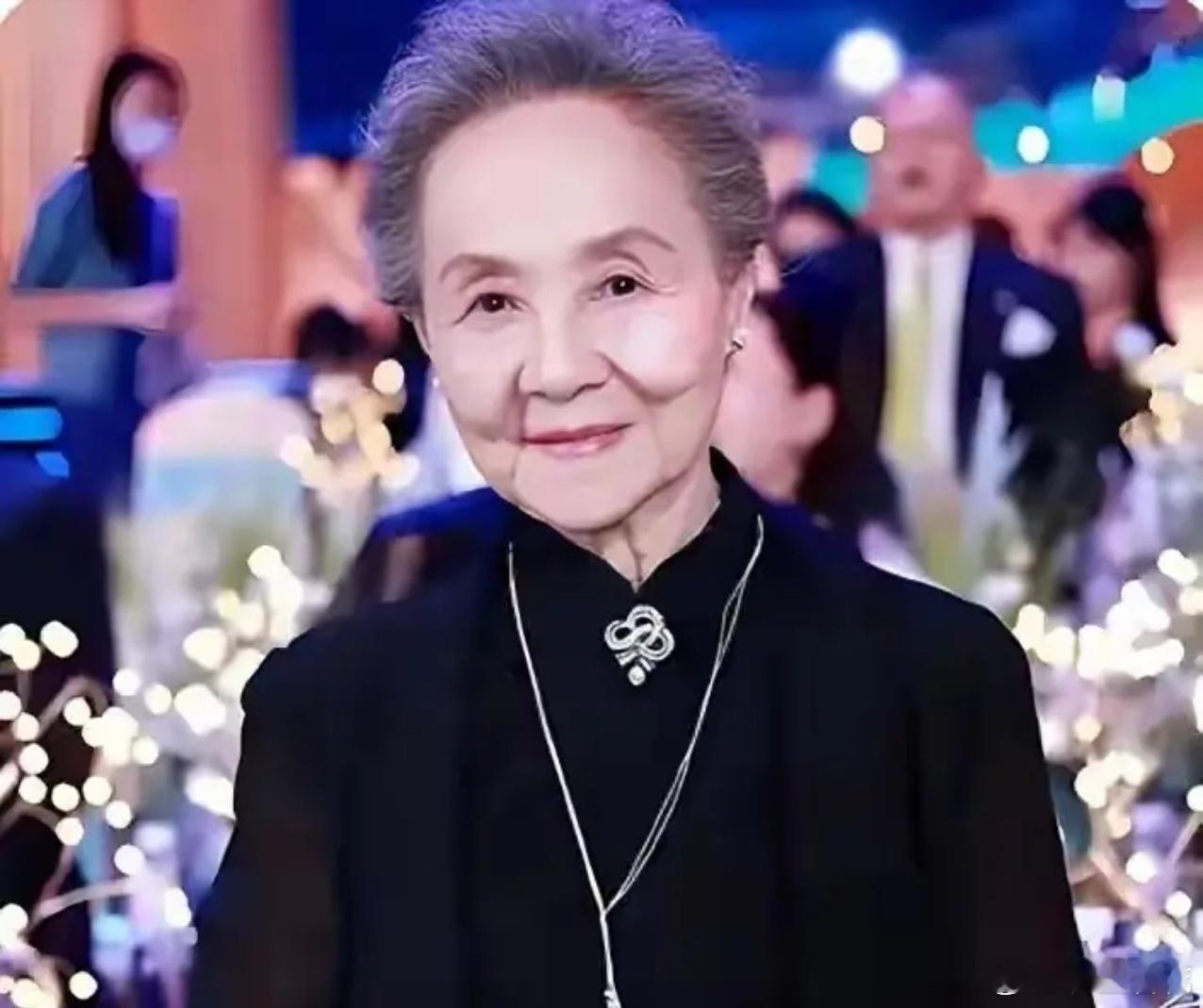 吴彦姝说，我今年87岁了，一直住在北京一套老式的单位房里。这房子是很多年前分的，