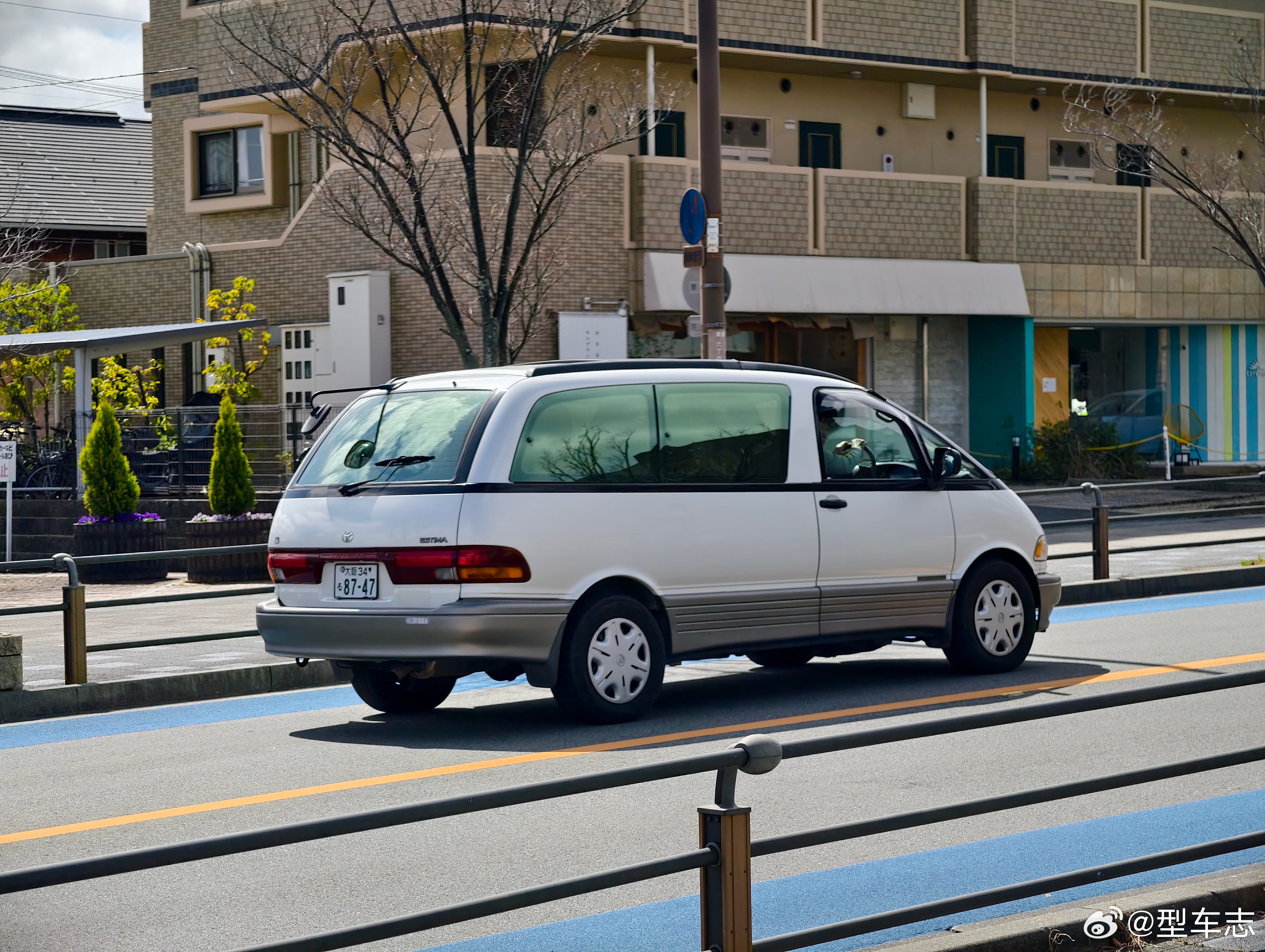 型车街拍偶遇初代丰田大霸王Estima。车牌开头是大阪34，两位数编号，大概率是
