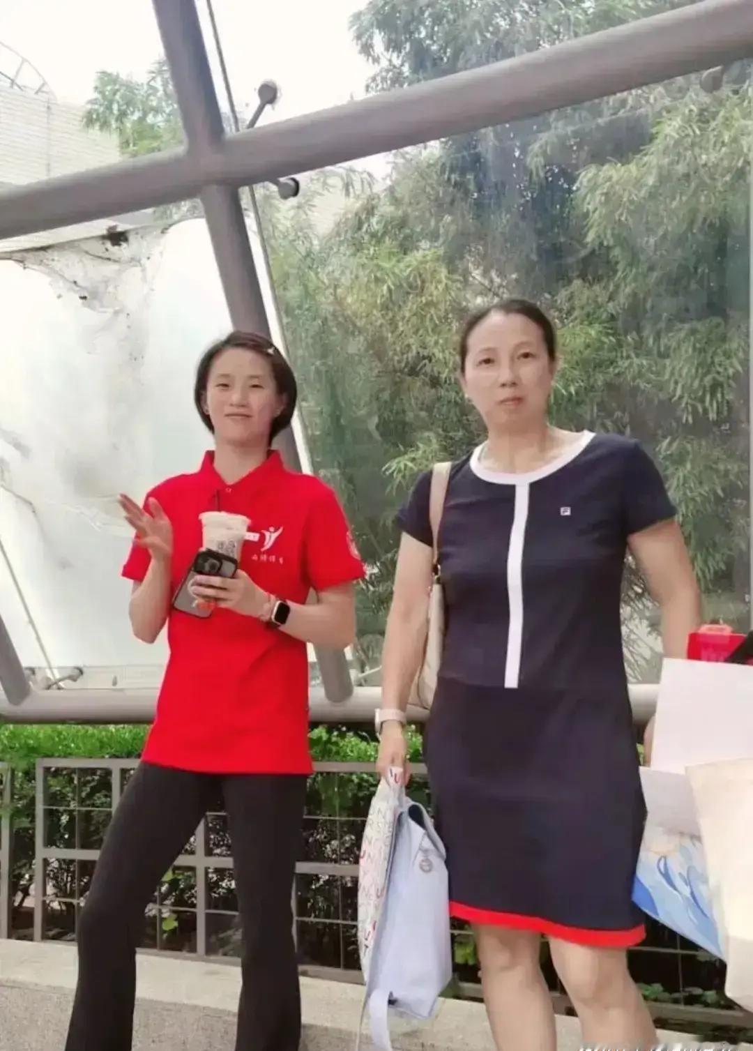 终于知道为什么陈芋汐能过发育关而张家齐退役了。陈芋汐半年长了10厘米，体重却只