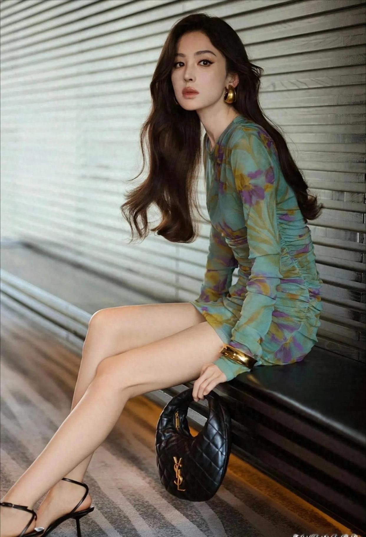 古力娜扎美腿一字带高跟鞋紧身包臀裙写真，很有气质​​​