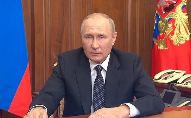 “懦夫、昏庸、无能”一连串怒斥普京的恶语从老人口中接连蹦出,这位老人不是别人,正