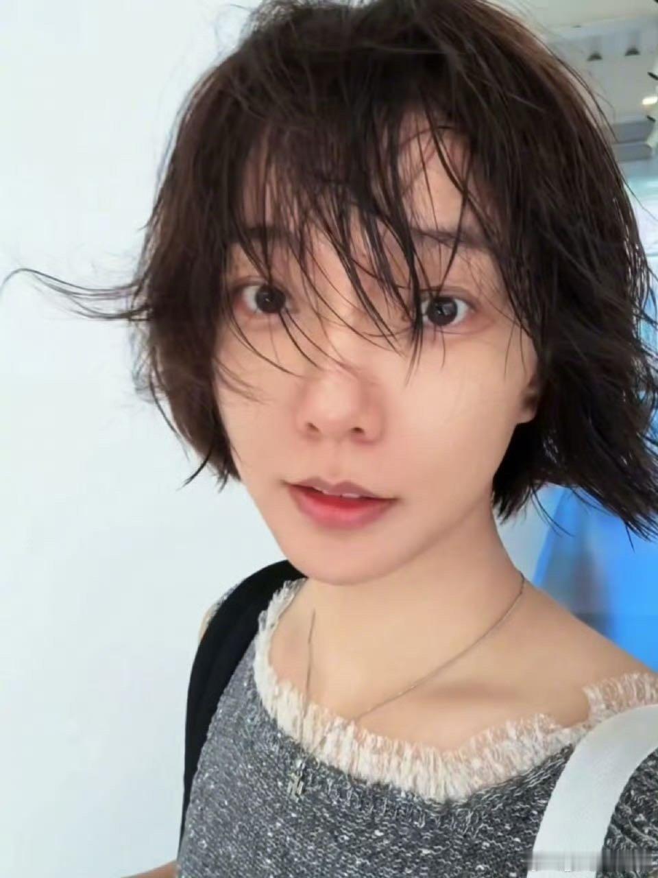 翻到王珞丹的健身照，发现她锻炼得挺有成效，手臂线条清晰但不夸张，整个人的状态透着