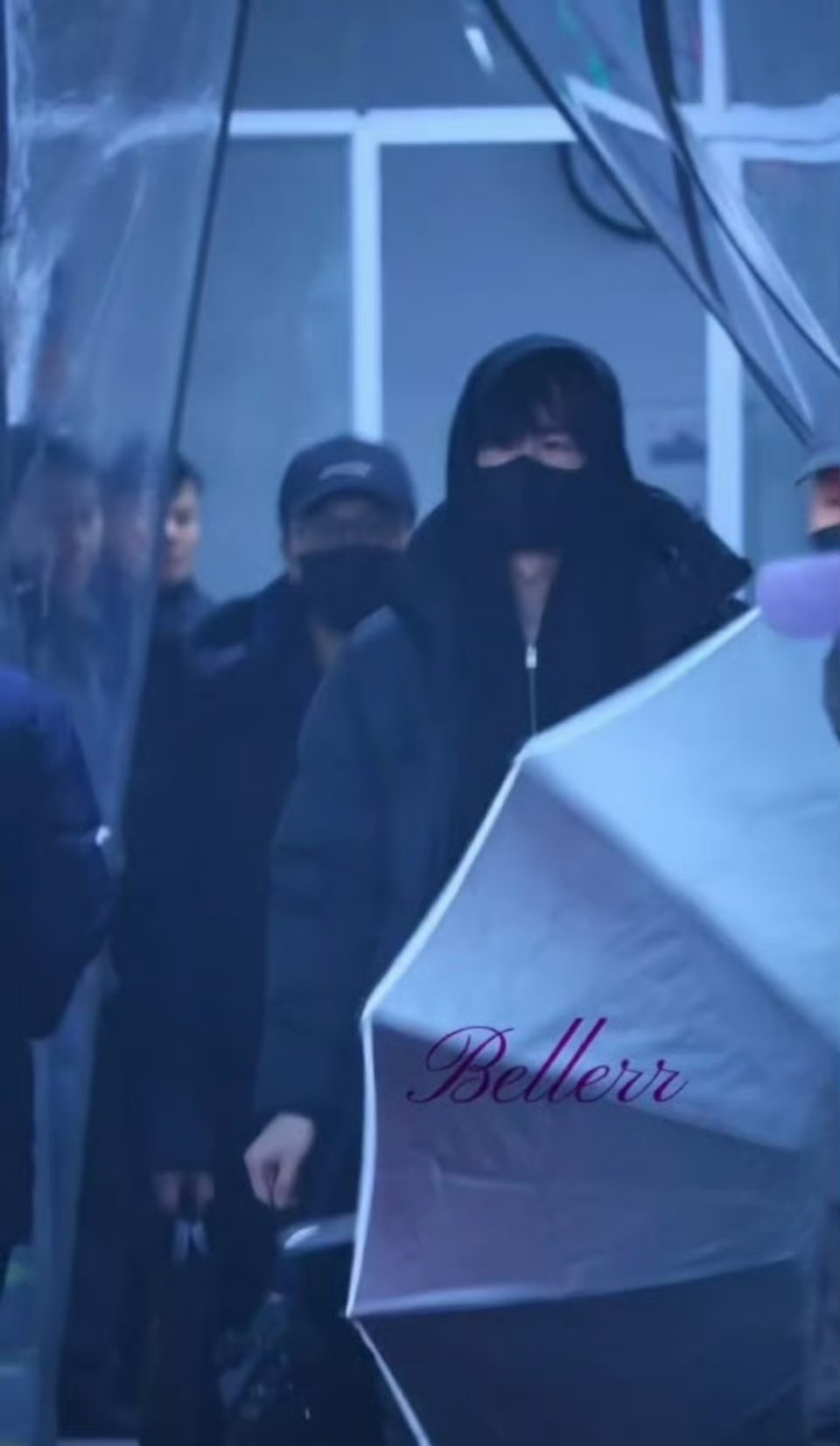 田曦薇张凌赫hi6上班路透田曦薇张凌赫《逐玉》剧宣来了，这两张脸对我眼睛很好，