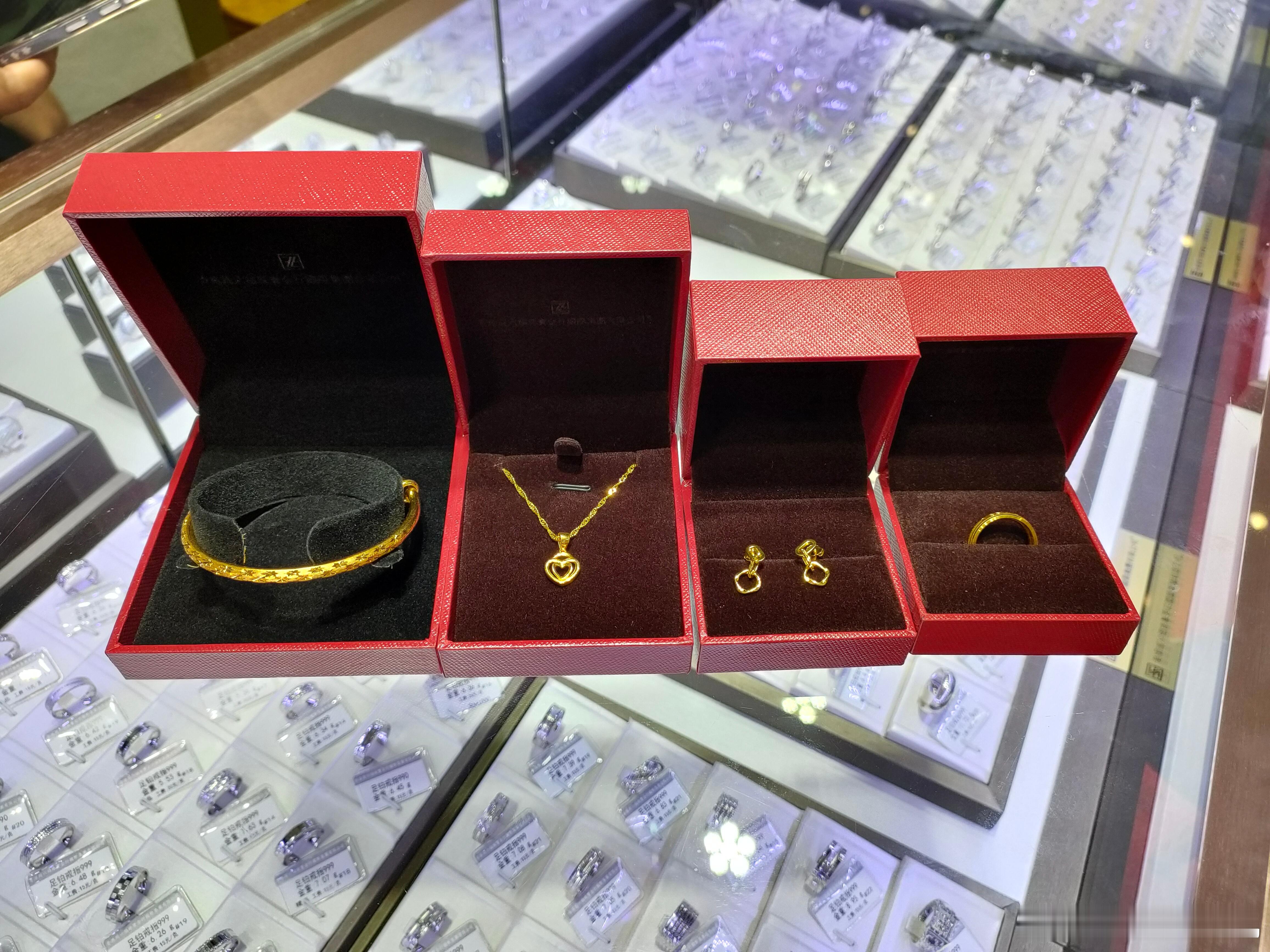 队友给我买的结婚手镯，太丑了，带花纹的，给我婆婆带还差不多。我当时看上的是别的款