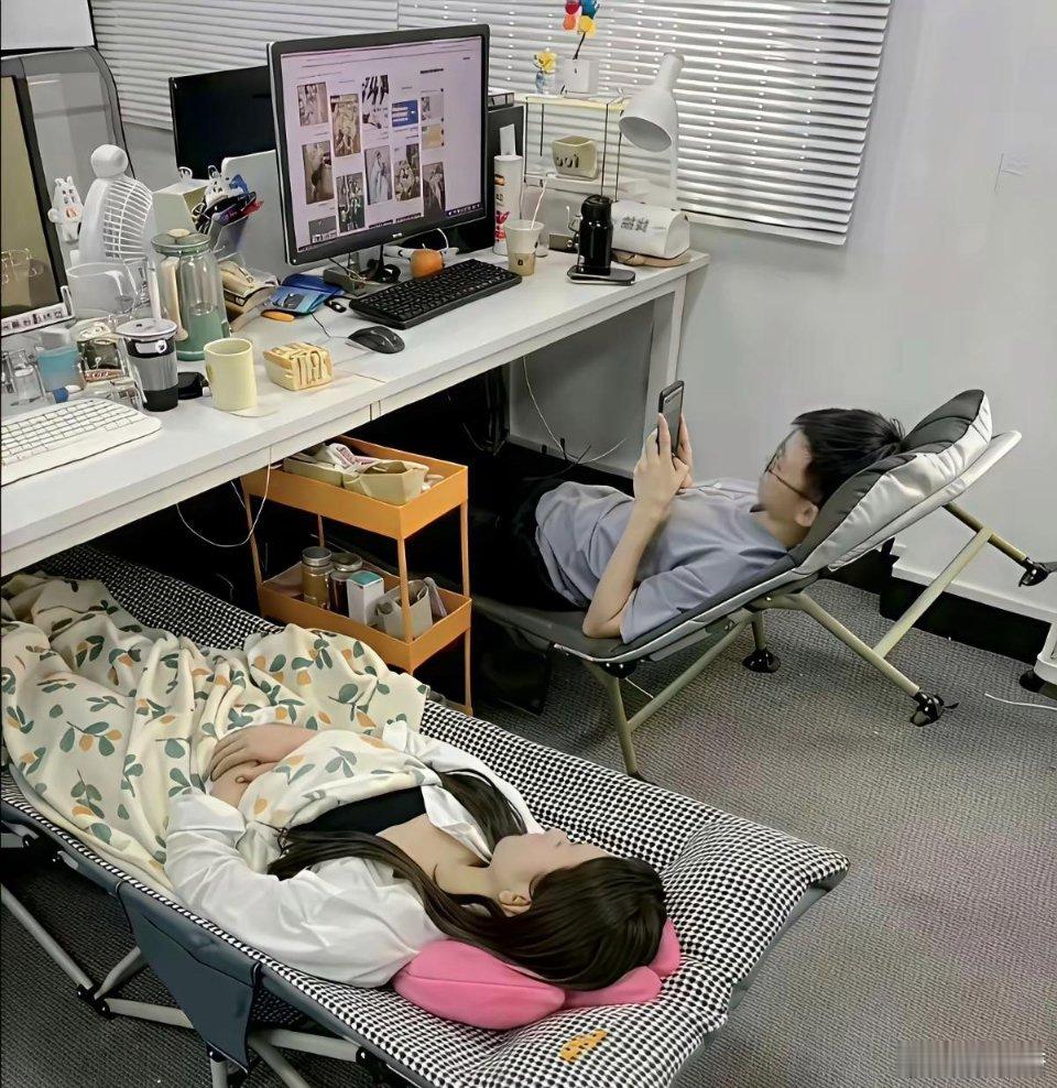 在办公室里这么睡觉不会尴尬吗？