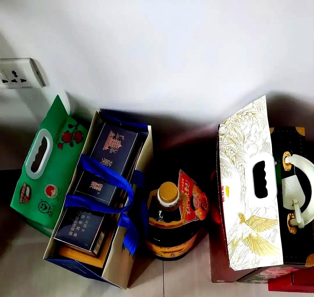 年初收了几条好烟，自己不舍得抽，琢磨着找个熟人换成钱。结果呢？拿去朋友店里一