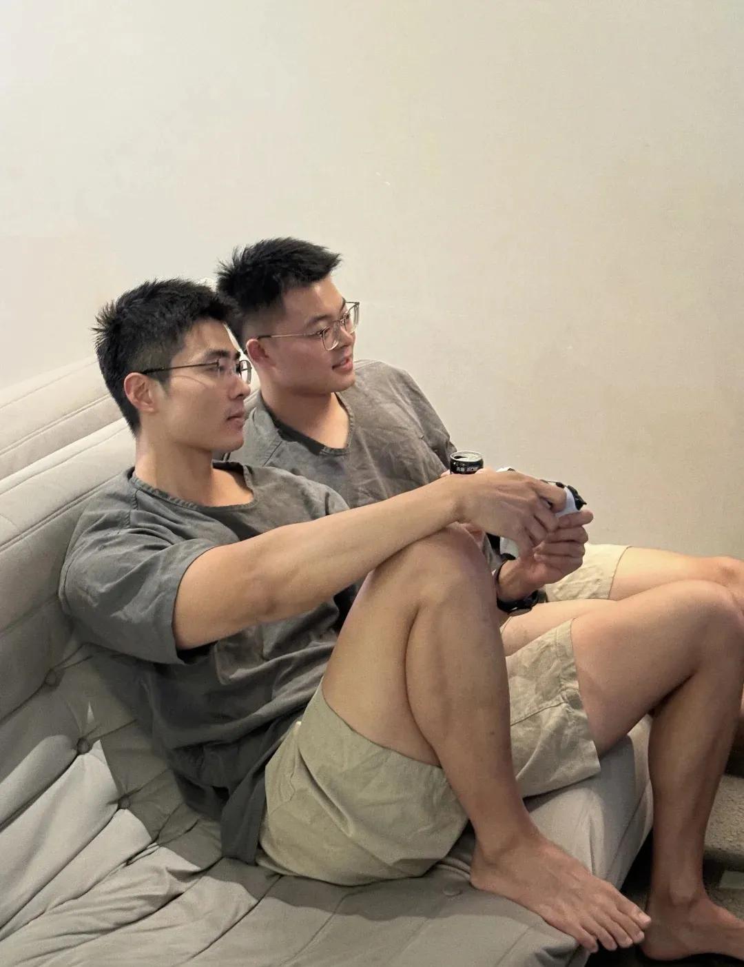 记录我的2026健身房的镜子前，总能看到不同状态的身体。有的人在调整姿势，有的人