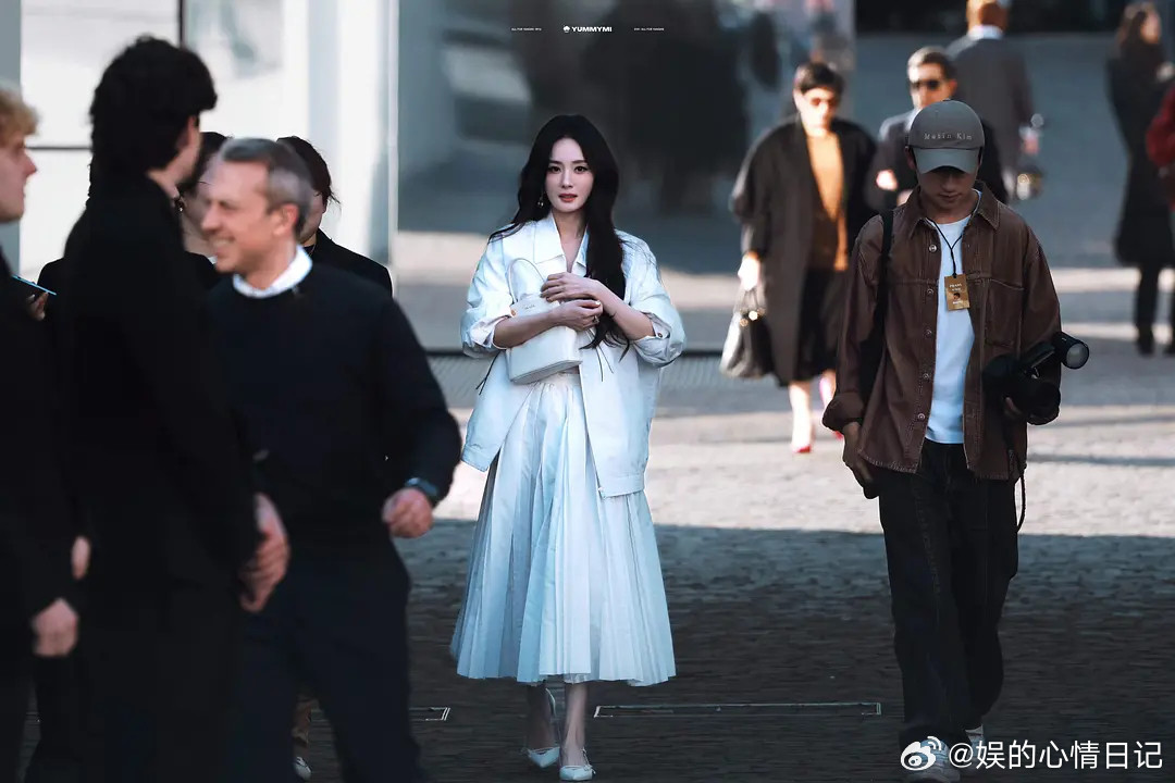 谁懂啊，这身白裙在人群里一眼万年，这都是五五分的话，真正的五五分怎么活