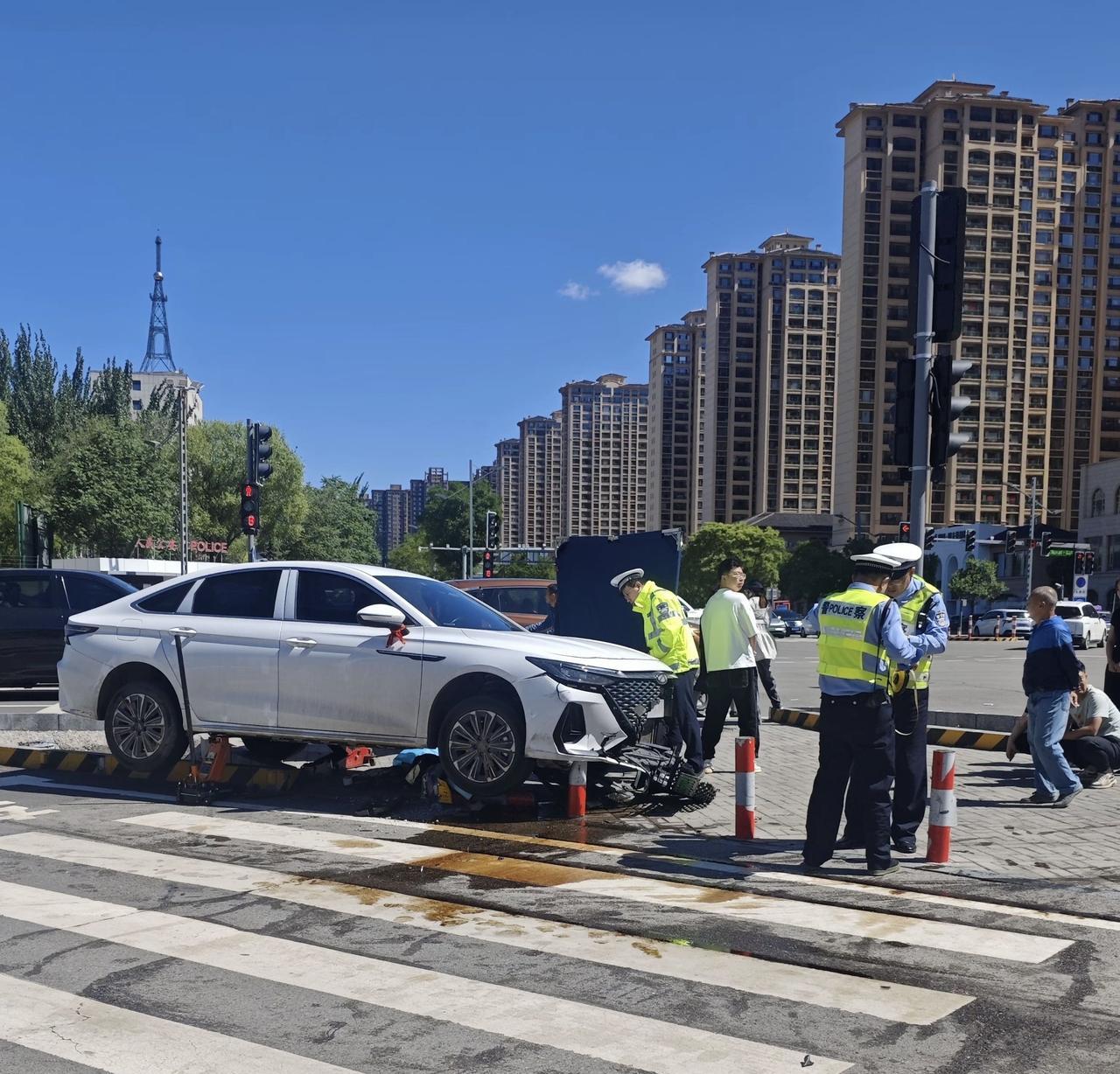 6月2日7时50分左右，山西大同一辆新能源网约车冲上马路牙子，撞死一名正在等红灯