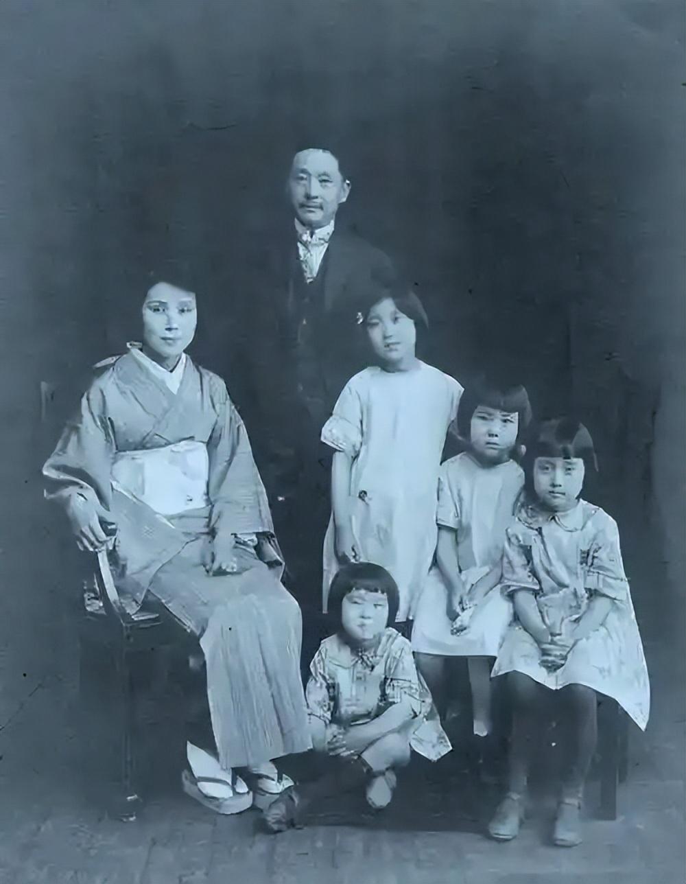 1978年，郭沫若在北京去世。最让人想不通的是，他在日本抛下的五个孩子，在佐藤富