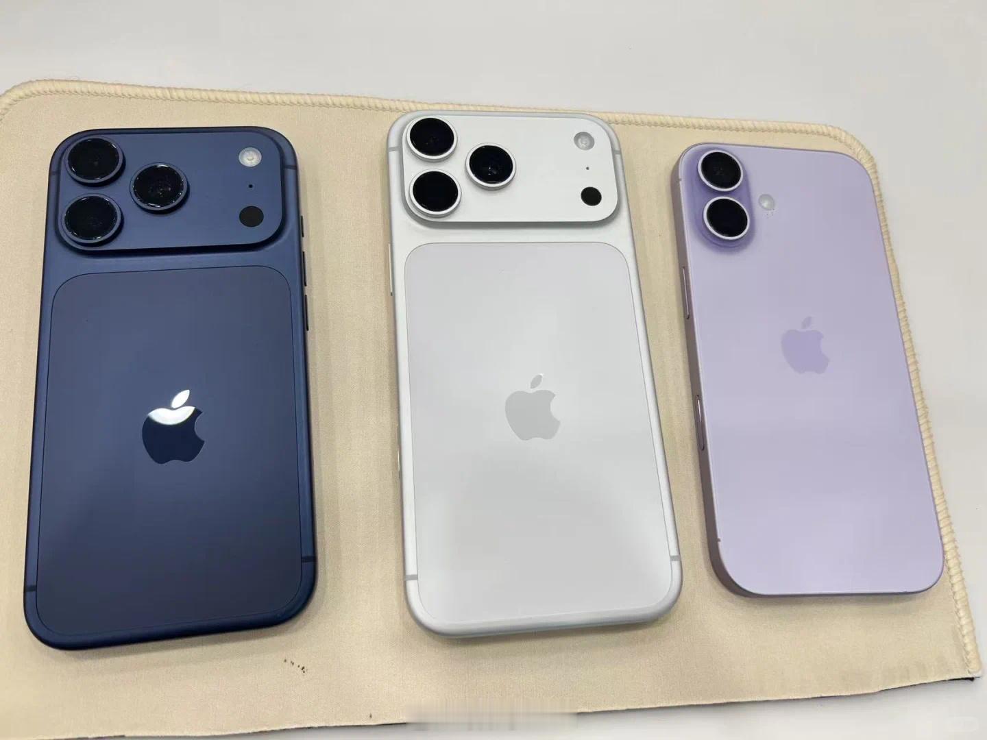 大声告诉我这三台iPhone17里是不是紫色的iPhone17最好看？[墨镜]​