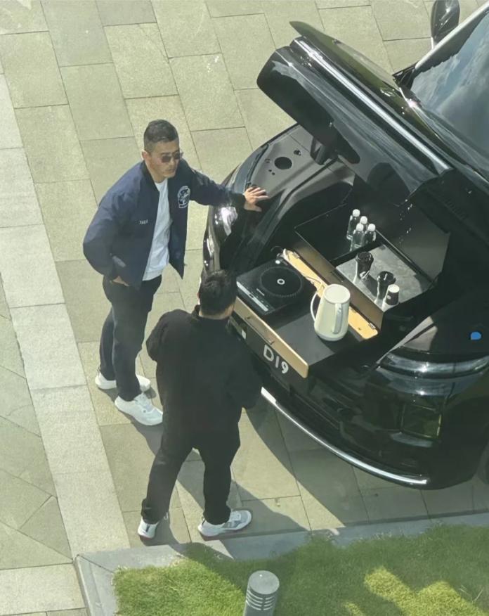 感觉D19前备舱比ES8的高级零跑D19这个前备舱有点东西，自带220V电源，