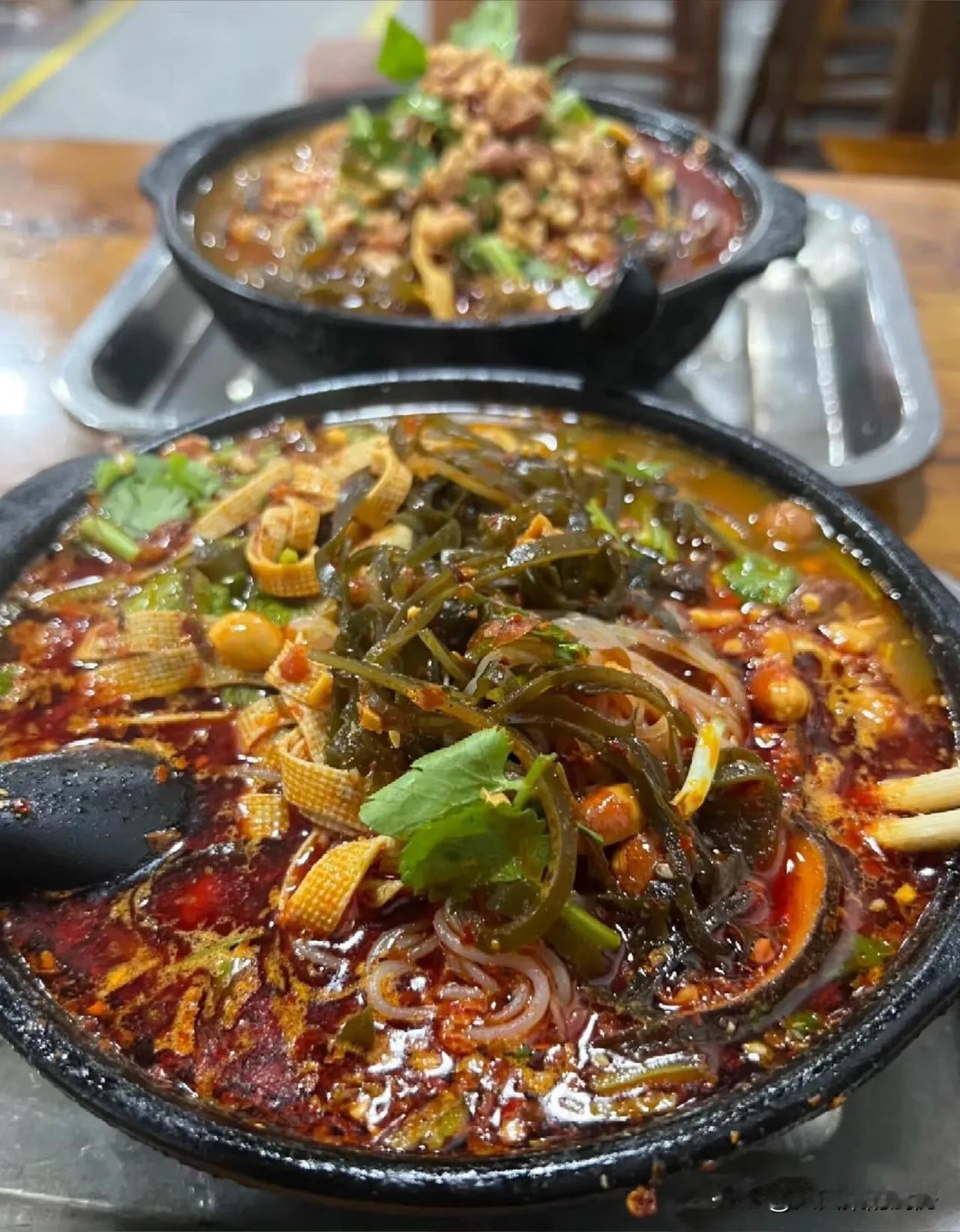 我超爱麻辣米线，尤其是自己在家做的牛奶麻辣米线，那叫一个绝！准备一小把提前泡