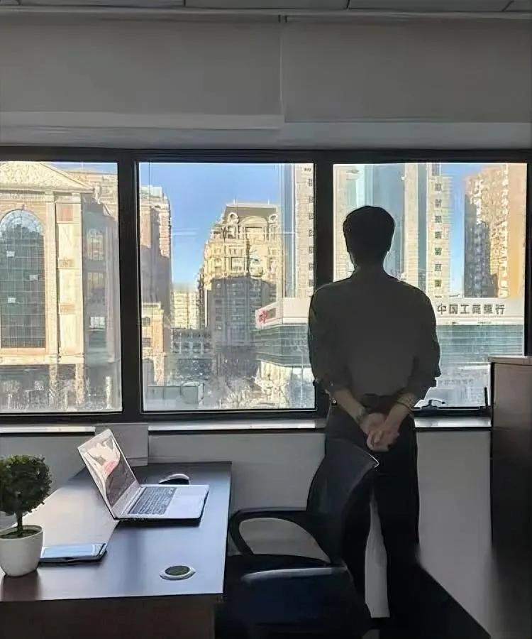 同事搭伙半年散了锅碗瓢盆都搬空了单位那对离异搭伙的同事，女方家里急用钱开