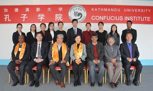 近日,中国驻尼泊尔大使于红前往加德满都大学孔子学院看望中国教师