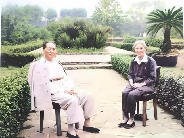 回望1960年，毛主席对她说：“来，我们拍张照片作个纪念”，不一会儿，主席又说：