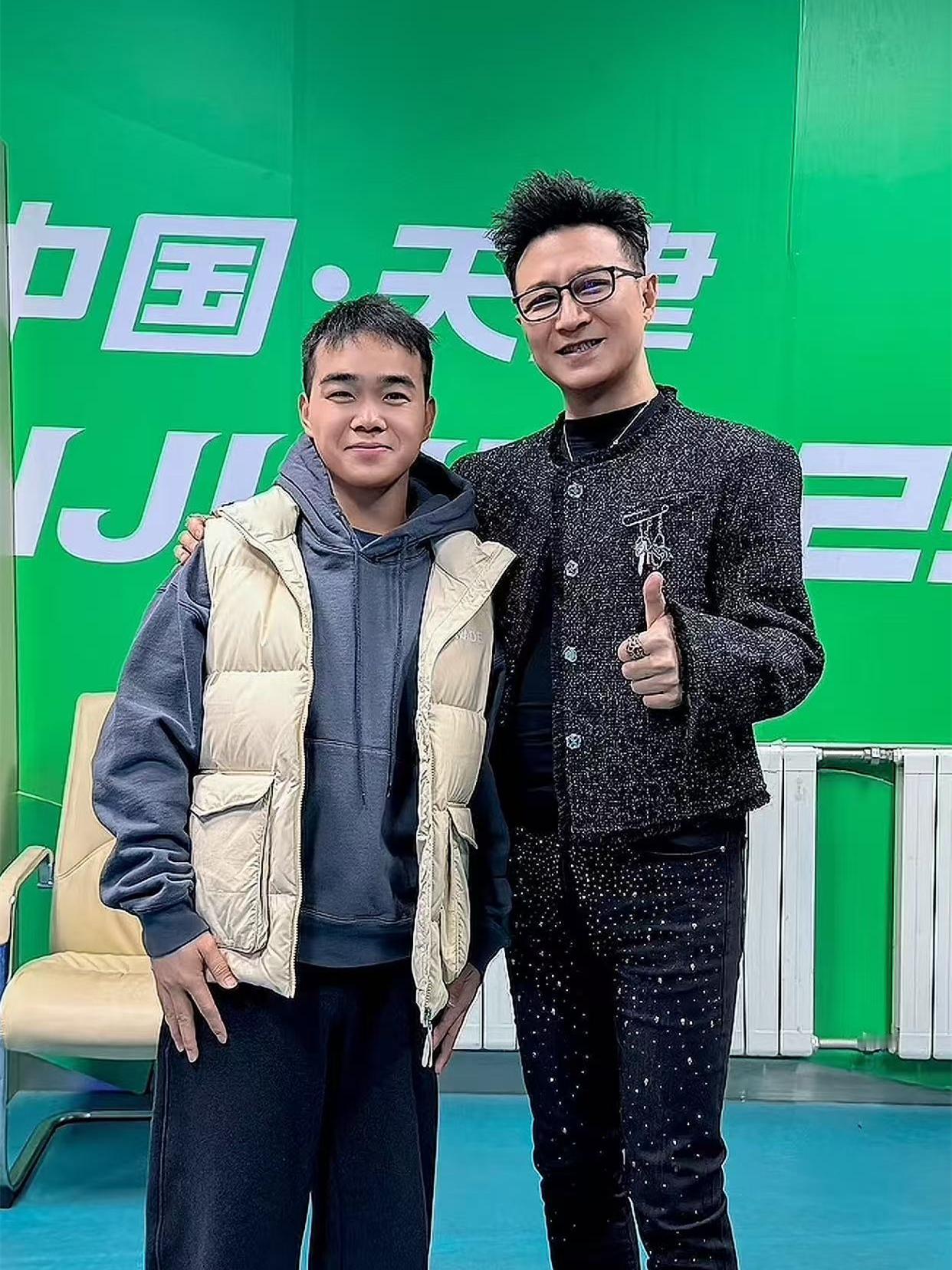 尚筱菊去天津看汪峰演唱会，追星成功，得到了合影，还被导播弄上大屏幕。尚筱菊分享了