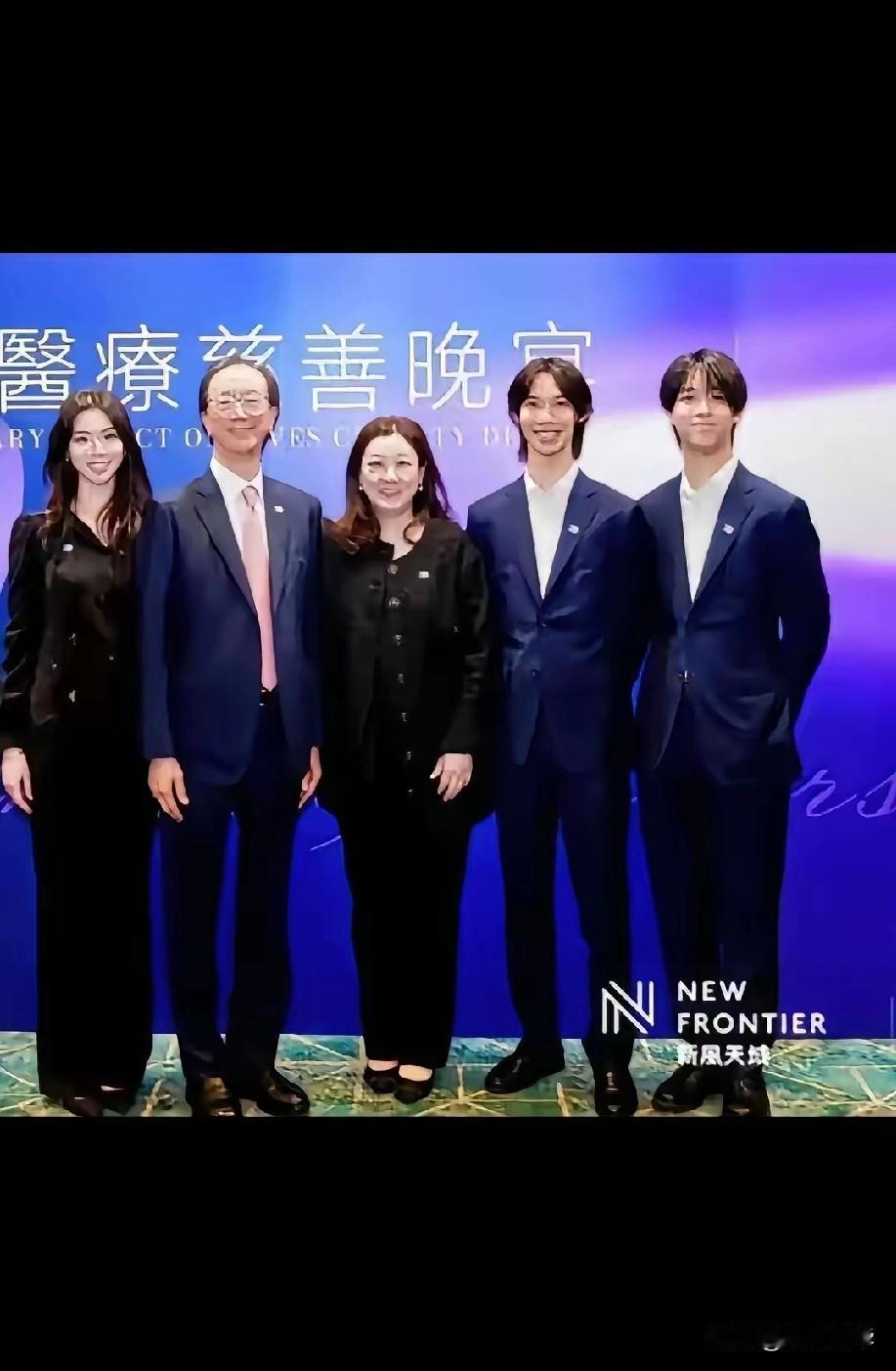 伏明霞最新全家福，老公仍是精瘦干练，三个孩子都已长大成人，都随了父亲的瘦，又遗传