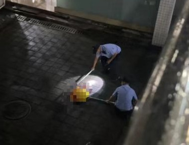 “蹭妹”之死：校园团宠遭乱棍打死，保安被停职，师生悲愤难平