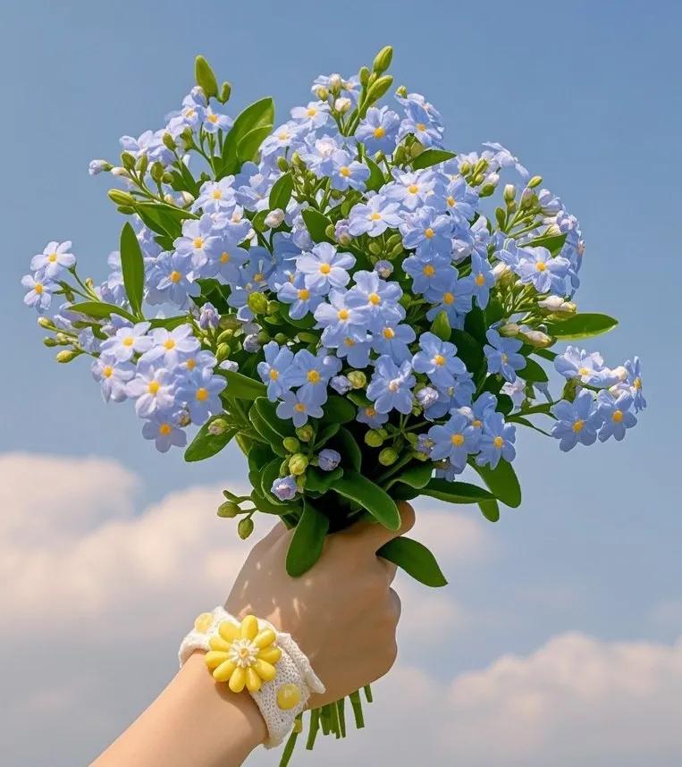 马尔克斯说：爱情首先是一种本能，要么生下来就会，要么永远都不会。真正的