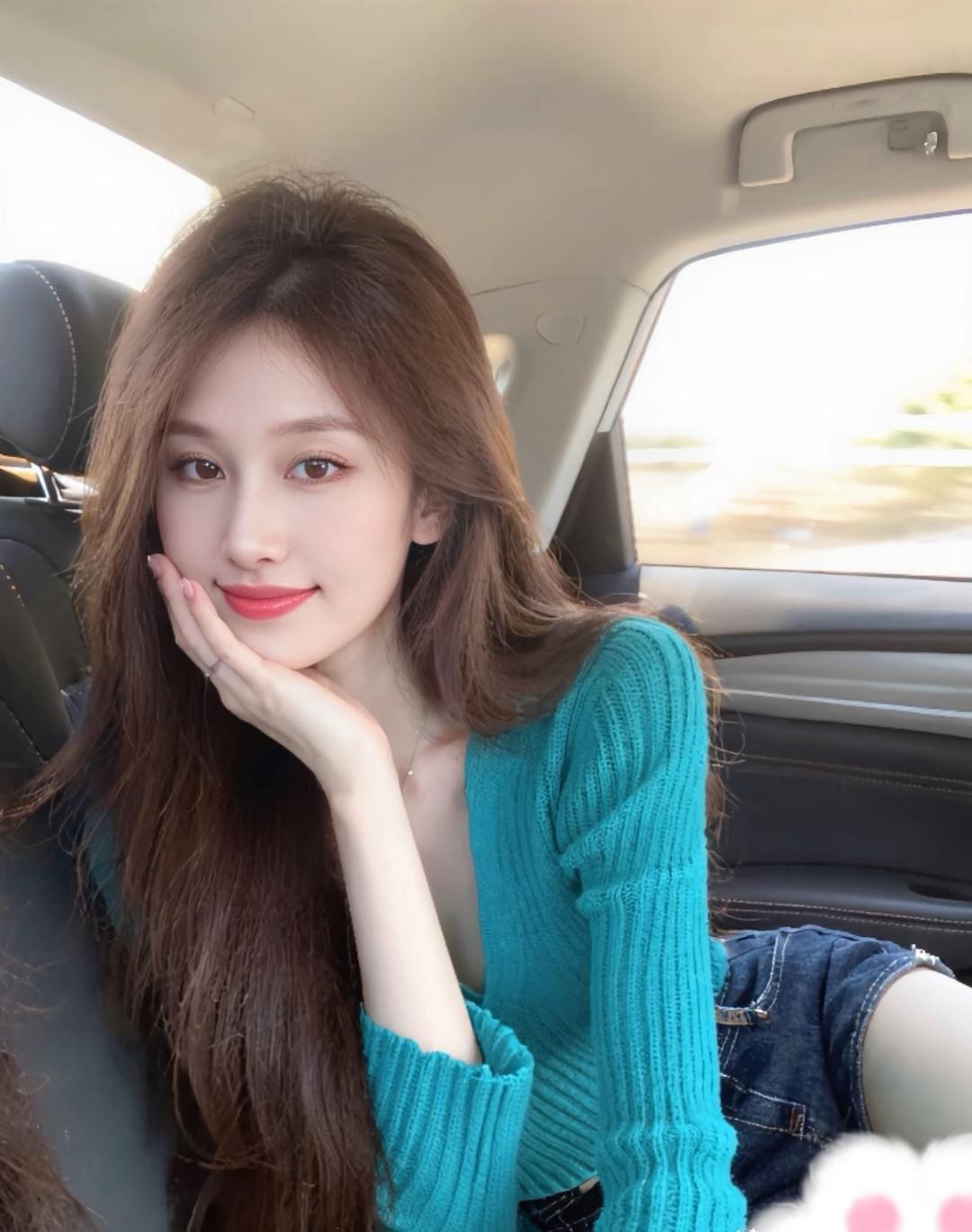 元气少女在车内自拍，微笑动人，青春洋溢！🌟💖