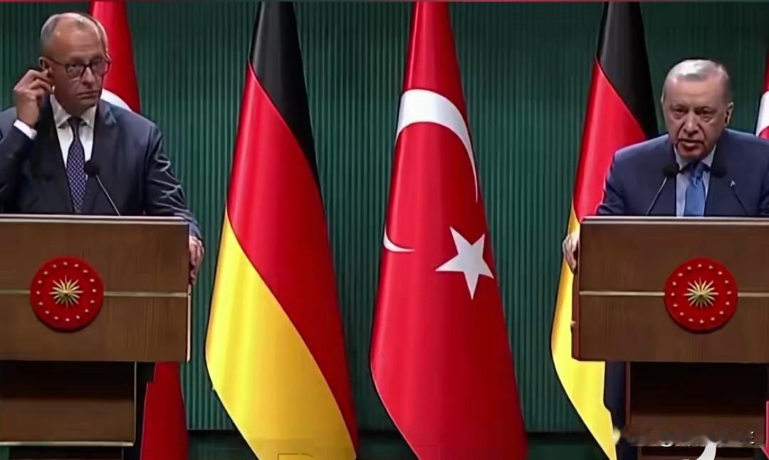 土耳其总统埃尔多安在联合新闻发布会上，当面指责德国总理默茨偏袒以色列，并质问默茨