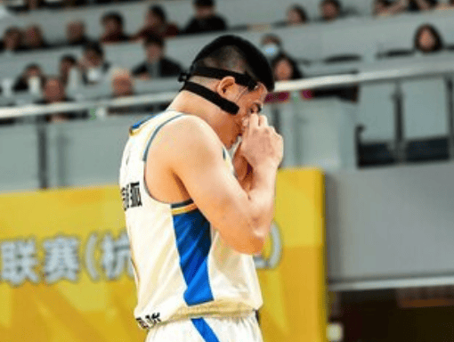 苏群: 相比之下, 陈盈骏这几场火力有点弱, 大外不够狠