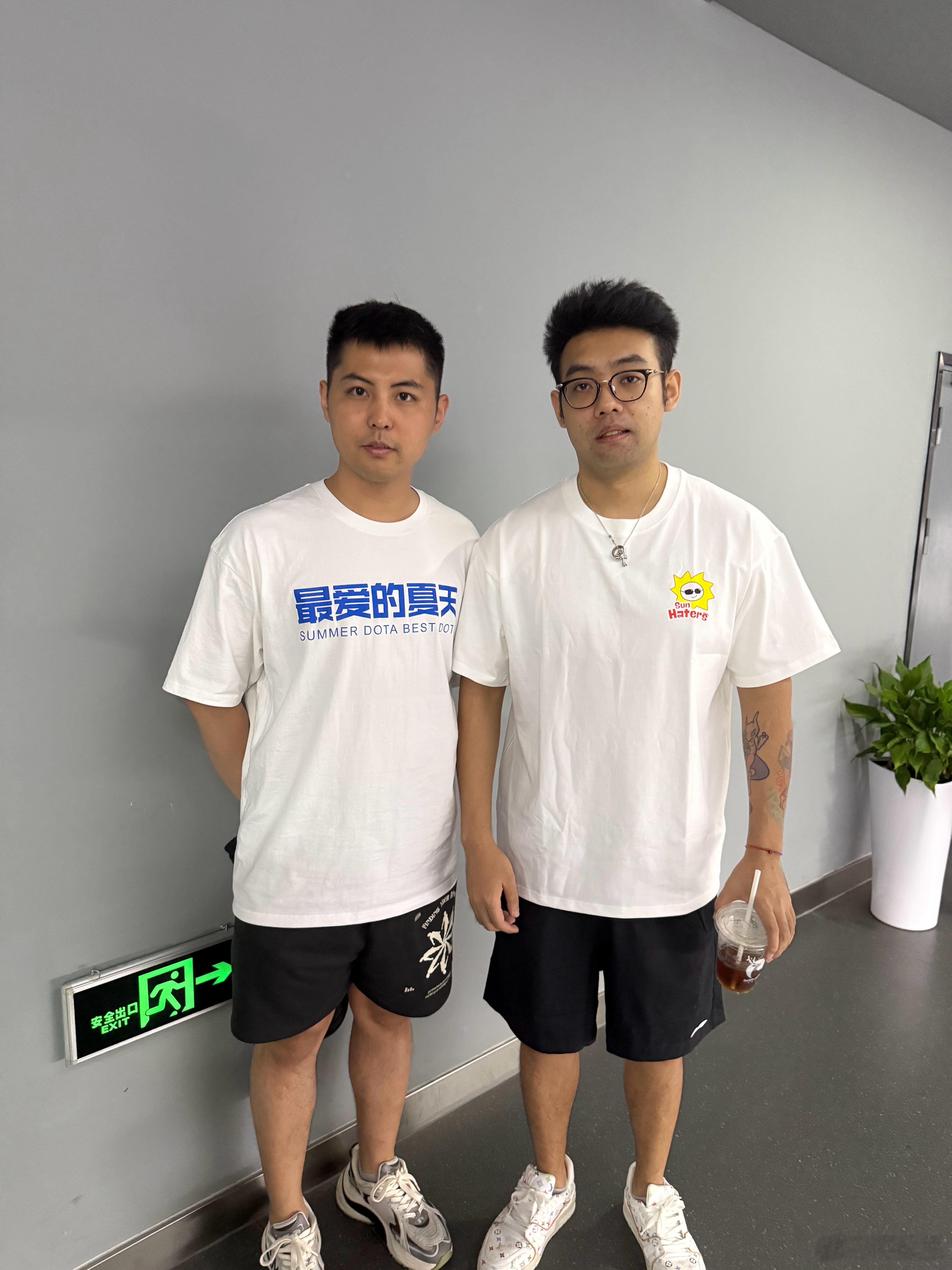 今天这个衣服必须要和超哥再合影一次！dota2不朽杯决赛日dota2不朽杯​​