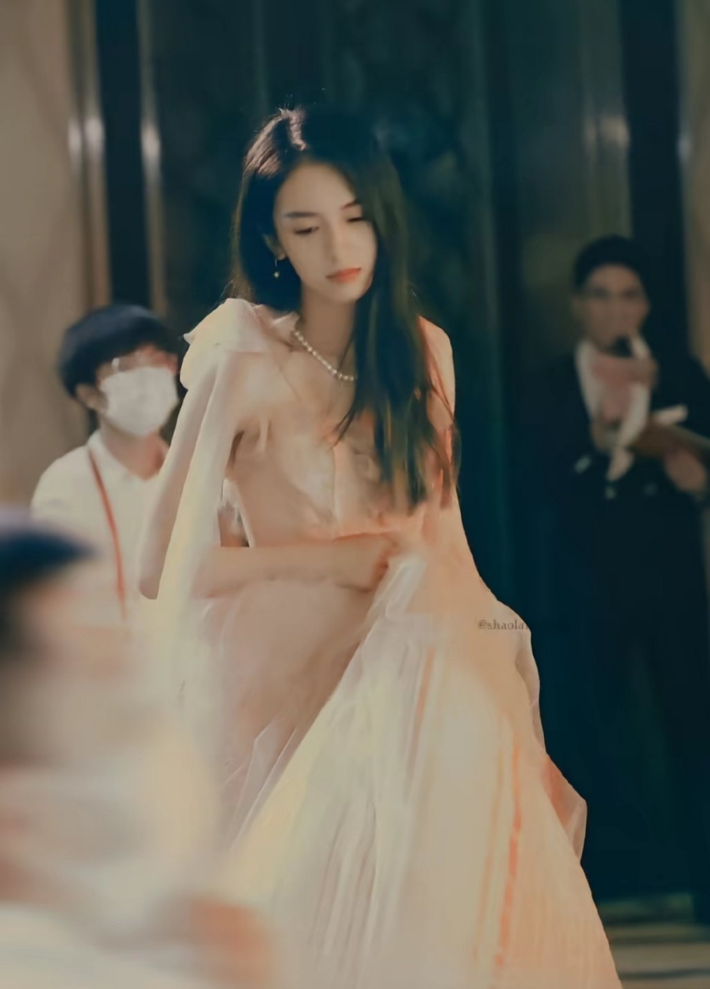 【周也】白月光既视感没戴眼镜眯眼睛找座位也能出神图周也不输欧美人的骨相