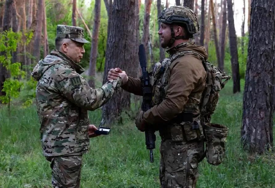 前几天，俄军总参谋长格拉西莫夫向俄罗斯总统普京汇报时说，俄军在红军城-季米特洛夫