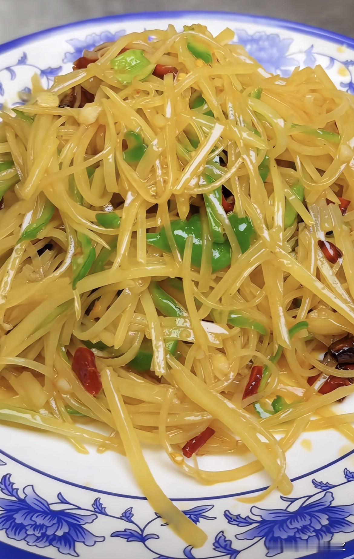 楼上邻居家孩子找我儿子玩，从白天待到晚饭时分也没打算走。忽然跑过来问我做啥饭，做