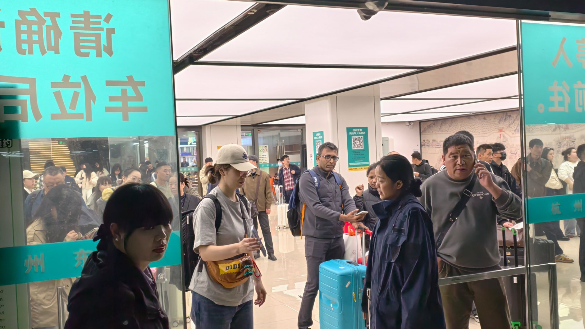 杭州东网约车指引太垃圾了居然还要先穿过一个商场，到地儿了还要联系司机问清楚几号