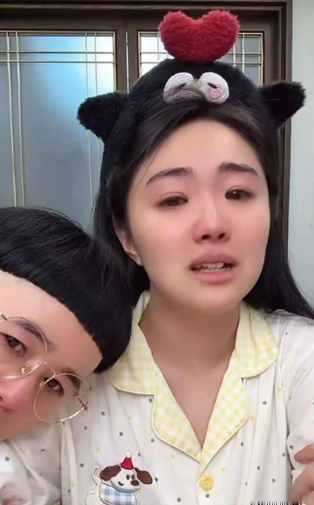 她直播时哭了，不是卖货，是真没了。弹幕逼问链接为啥下架，她没忍住，说了实话。