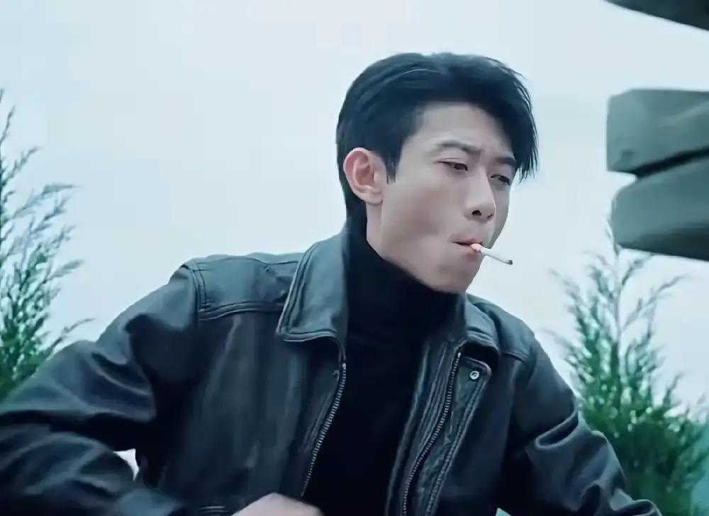 张一山一觉睡醒，收到两个消息。第一个坏消息是，《鹿鼎记》那回被骂狠了，演得